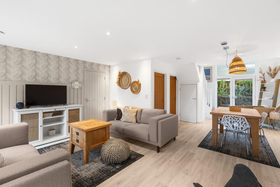 Communal lounge/ TV room, TV and multimedia, Living room, Seating area, Dining area, Evening entertainment