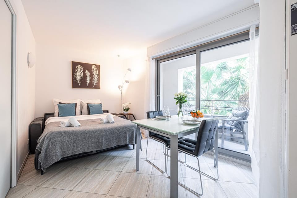 Bed, Living room