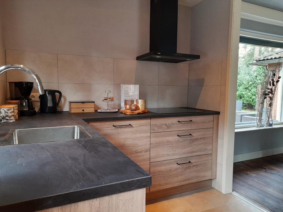 Coffee/tea facilities, Kitchen or kitchenette, stove