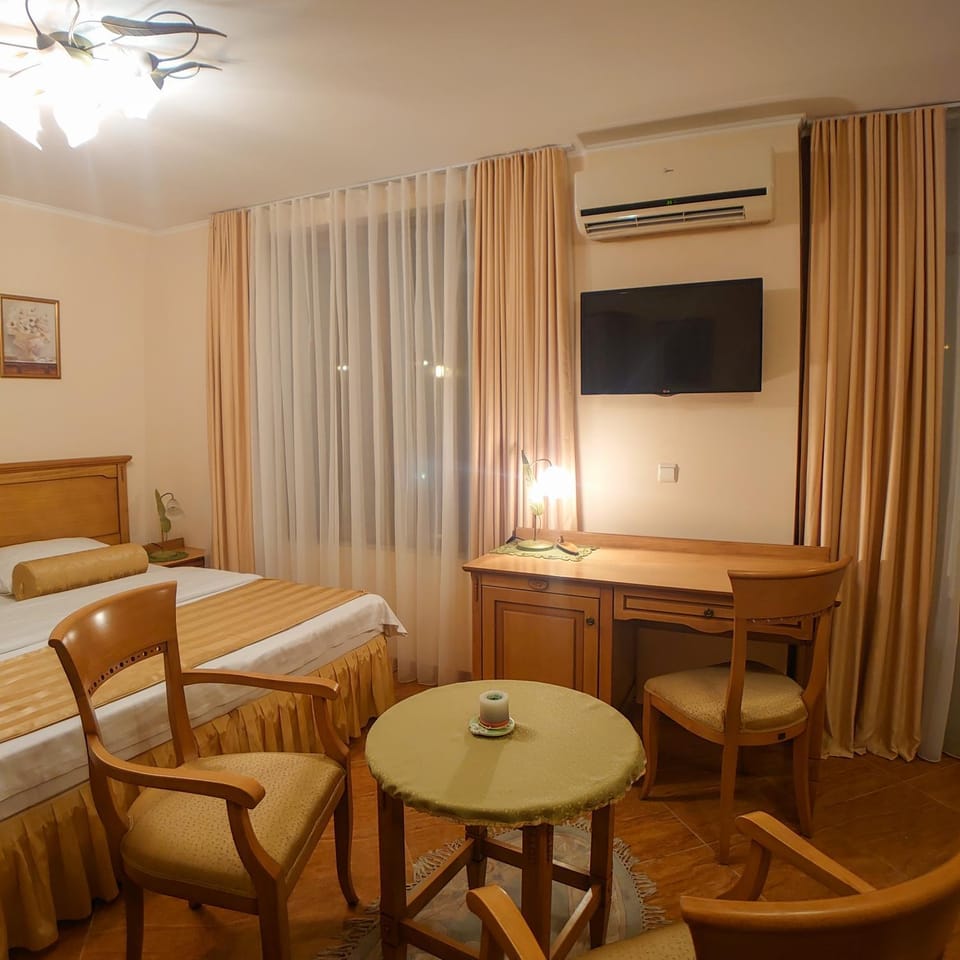 TV and multimedia, Photo of the whole room, air conditioner