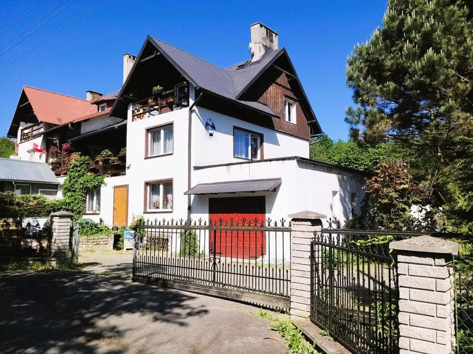 Property building, Day, Neighbourhood, Decorative detail