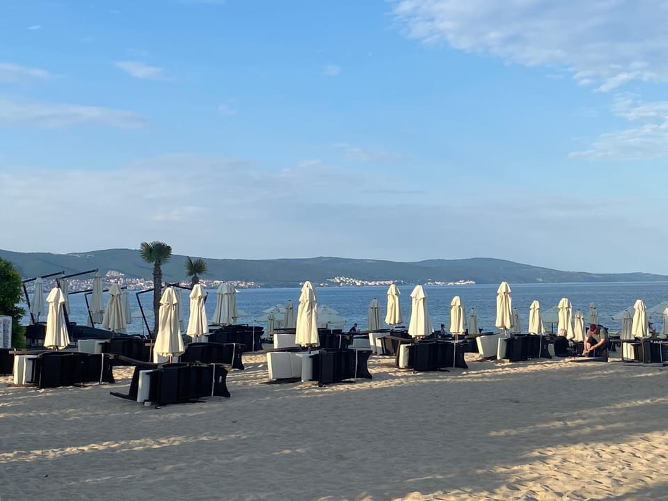 Nearby landmark, Communal lounge/ TV room, Day, Natural landscape, Beach, Evening entertainment, Lake view, Sea view, sunbed