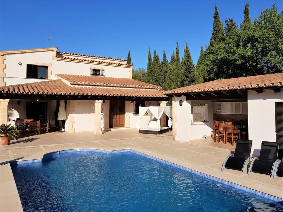 Property building, Bed, BBQ facilities, Swimming pool, Breakfast, sunbed