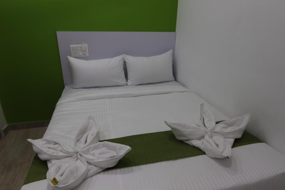 Bed, Bedroom, towels