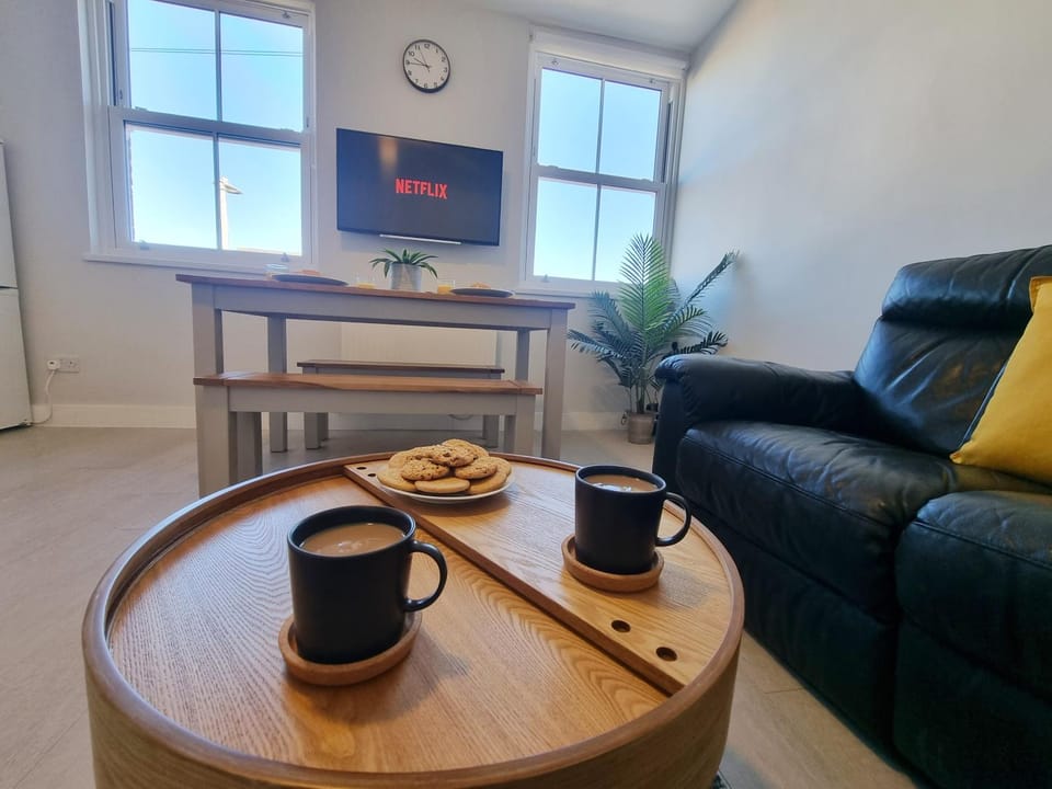 TV and multimedia, Coffee/tea facilities, Living room, Seating area, Dining area