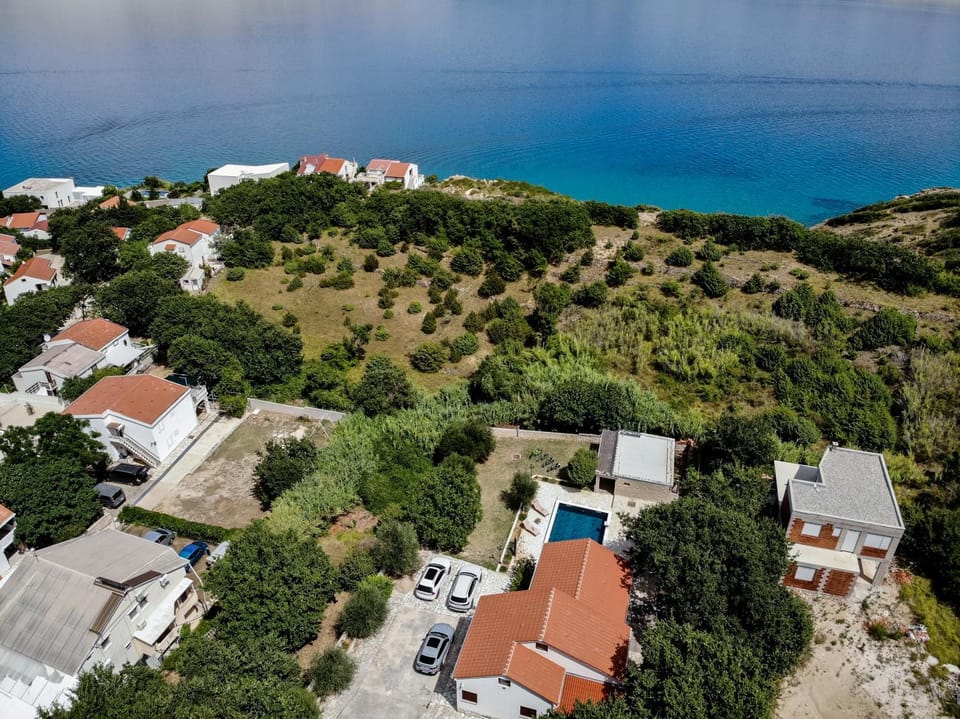 Property building, Day, Neighbourhood, Natural landscape, Bird's eye view, Sea view, Street view