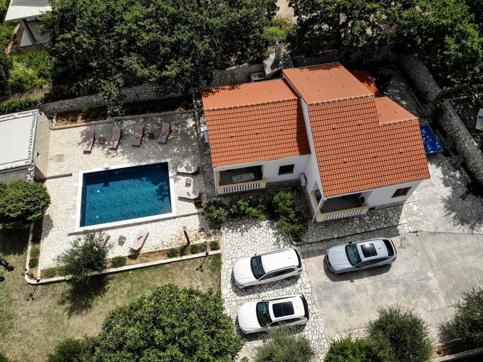 Property building, Day, Bird's eye view, Pool view, Swimming pool, Parking, sunbed