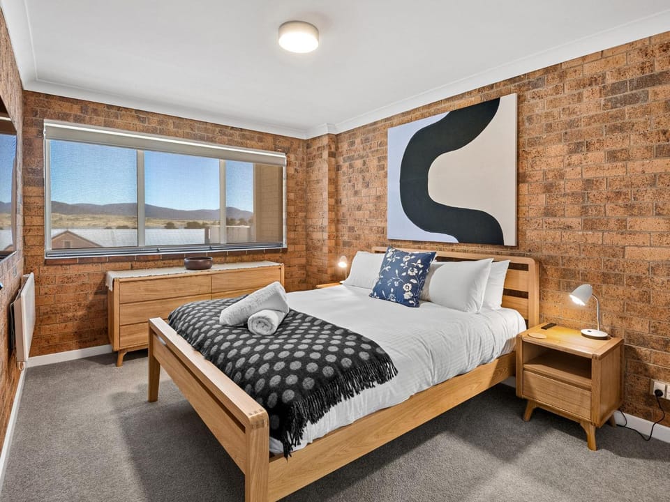 Astrids at Central Park - 2BR l Lake & Mountain Views l Central Location l WiFi Apartment in Jindabyne