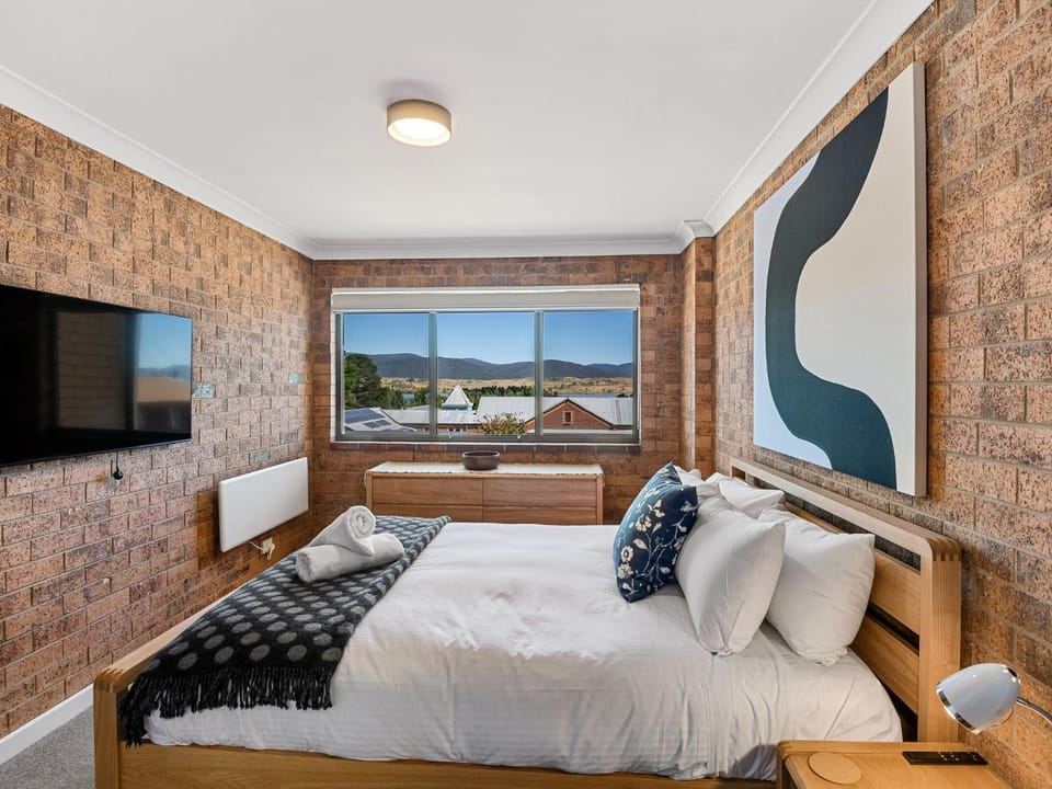 Astrids at Central Park - 2BR l Lake & Mountain Views l Central Location l WiFi Apartment in Jindabyne