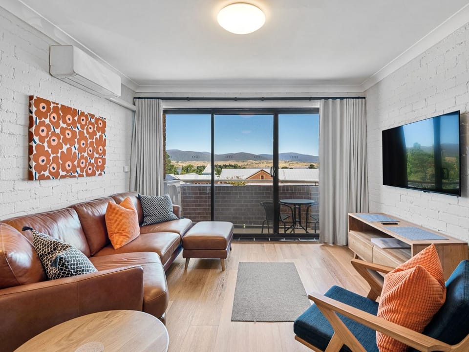 Astrids at Central Park - 2BR l Lake & Mountain Views l Central Location l WiFi Apartment in Jindabyne