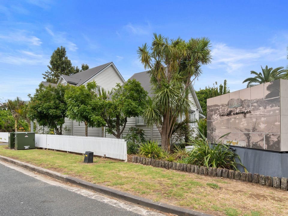 Russell Cottages - Sandy Jandal - 5 Bedroom - POOL-SPA-BBQ House in Northland