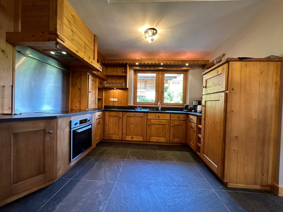 Chalet spacieux avec vue imprenable, 4 chambres et dortoir, à 5 min du centre, skis aux pieds - FR-1-624-93 Chalet in Samoëns