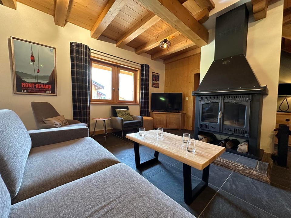 Chalet spacieux avec vue imprenable, 4 chambres et dortoir, à 5 min du centre, skis aux pieds - FR-1-624-93 Chalet in Samoëns