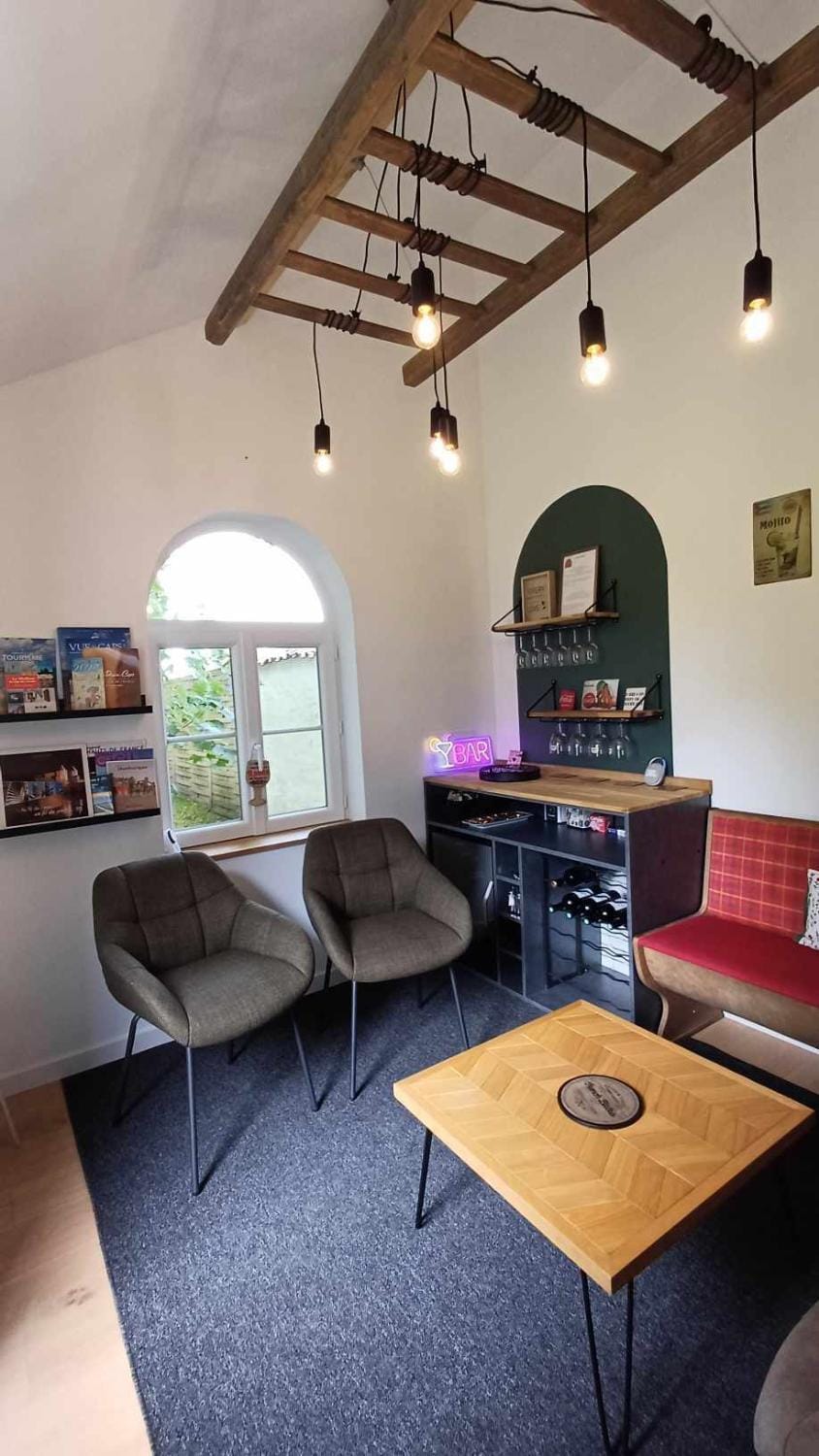 Nearby landmark, Communal lounge/ TV room, Lounge or bar