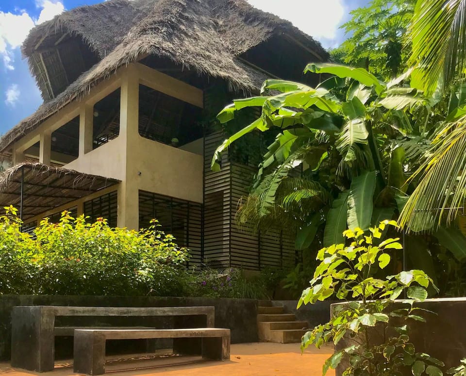 Property building, Restaurant/places to eat, Facade/entrance, Garden