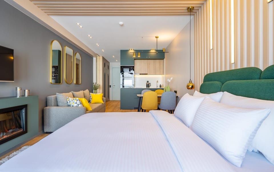 Bed, TV and multimedia, Kitchen or kitchenette, Living room, Photo of the whole room, Seating area, Bedroom