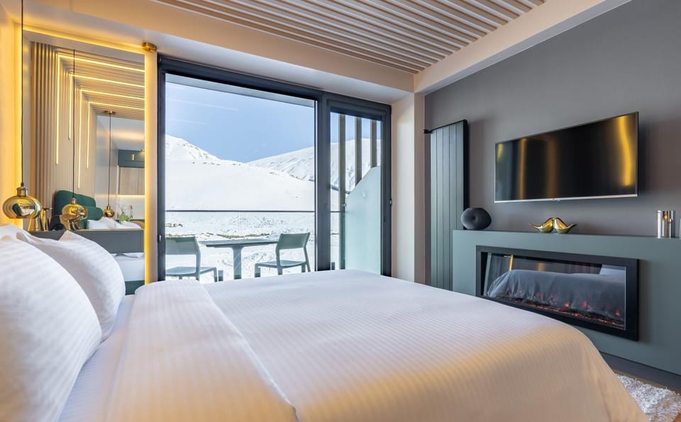 Bed, Natural landscape, TV and multimedia, Bedroom, Mountain view