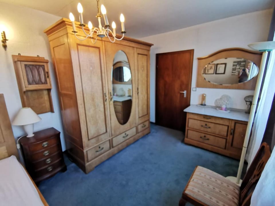 Photo of the whole room, Bedroom, wardrobe