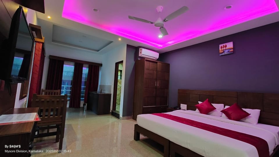 Communal lounge/ TV room, Bed, TV and multimedia, Photo of the whole room, Evening entertainment, Bedroom, fireplace, air conditioner