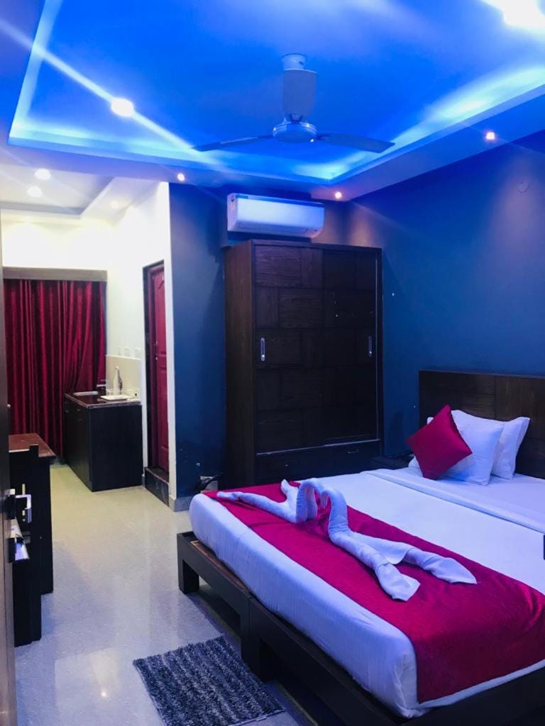 Bed, TV and multimedia, View (from property/room), Photo of the whole room, Bedroom, Parking, room service, towels, wardrobe