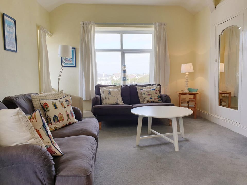 BRYN GORS-3 BED-FIRST FLOOR APT- YARDS FROM BEACH House in Trearddur Bay