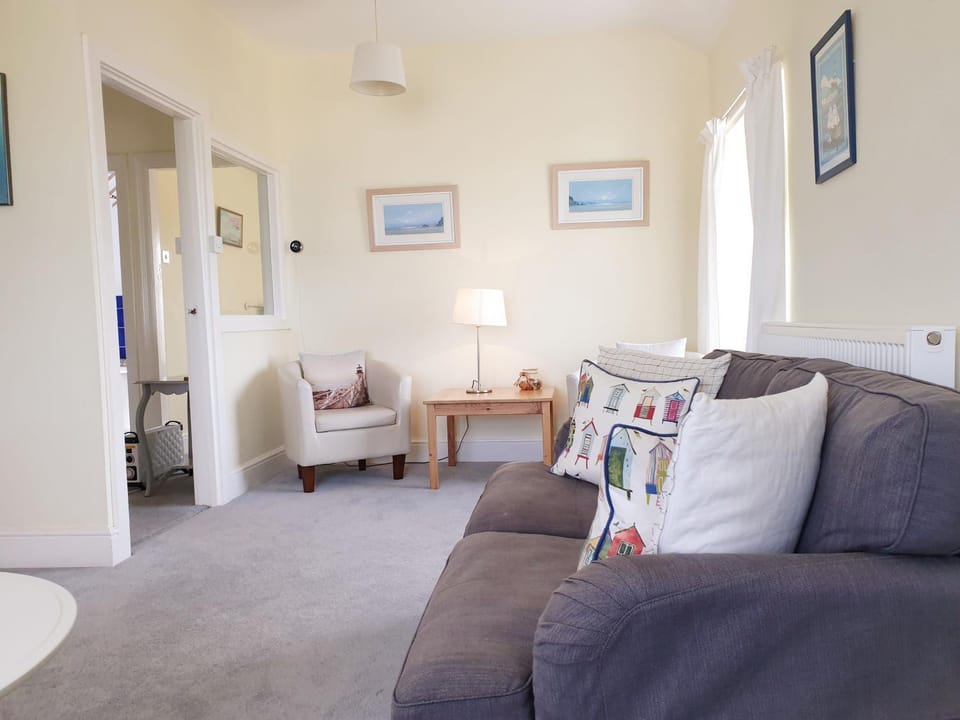 BRYN GORS-3 BED-FIRST FLOOR APT- YARDS FROM BEACH House in Trearddur Bay