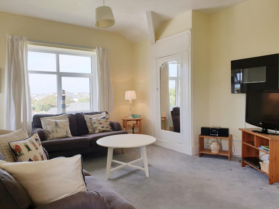 BRYN GORS-3 BED-FIRST FLOOR APT- YARDS FROM BEACH House in Trearddur Bay