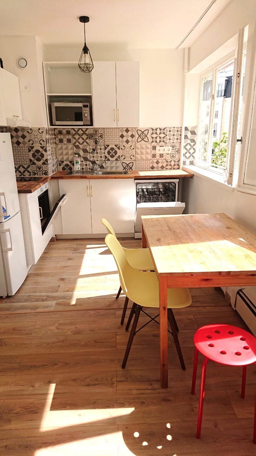 5 min (450 meter) walk Tram T2: Puteaux/La Défense Apartment in Puteaux