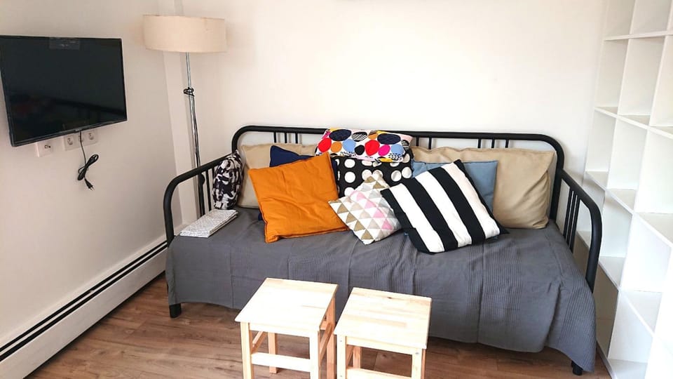 5 min (450 meter) walk Tram T2: Puteaux/La Défense Apartment in Puteaux