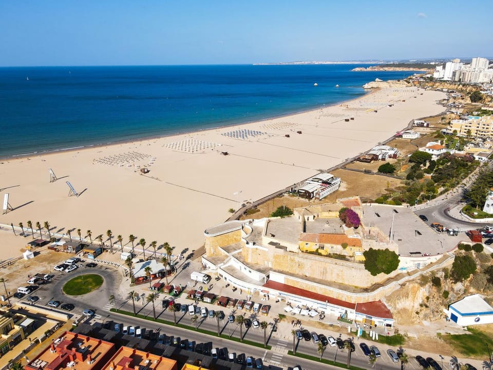 Property building, Nearby landmark, Natural landscape, Bird's eye view, Beach, City view, Sea view, Street view, Location