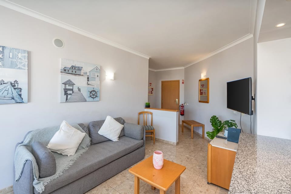Communal lounge/ TV room, TV and multimedia, Living room, Seating area, Evening entertainment