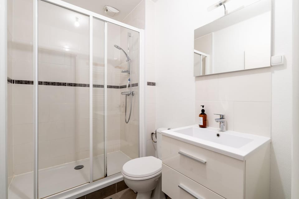 Shower, Toilet