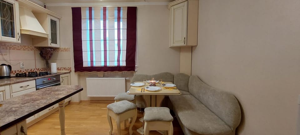 Kitchen or kitchenette, Dining area, stove