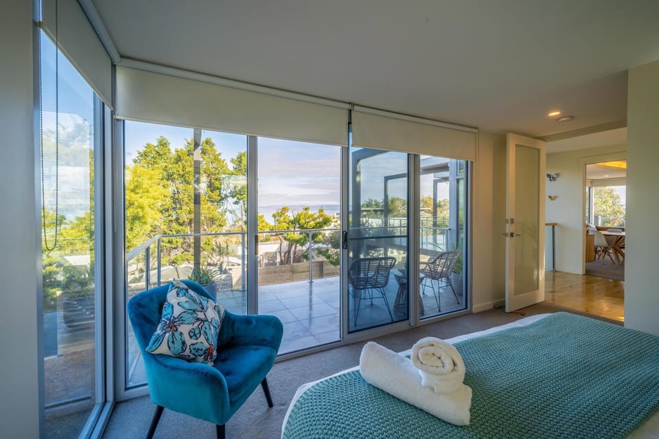 Bed, Balcony/Terrace, Photo of the whole room, Seating area, Bedroom, towels