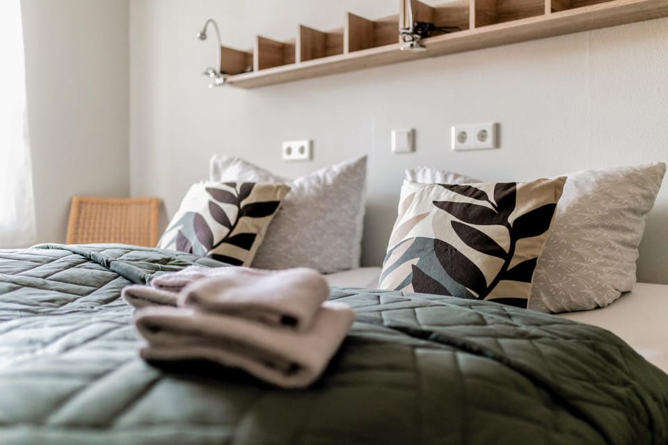 Bed, Bedroom, towels