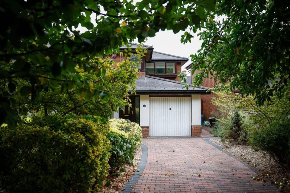 Stylish family home in desirable Penylan + Parking House in Cardiff