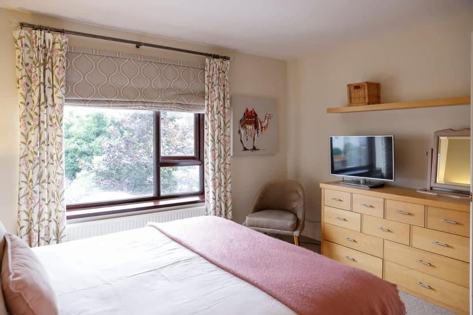 Stylish family home in desirable Penylan + Parking House in Cardiff