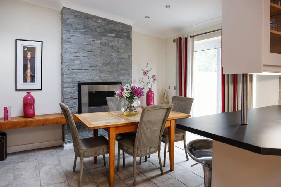 Stylish family home in desirable Penylan + Parking House in Cardiff