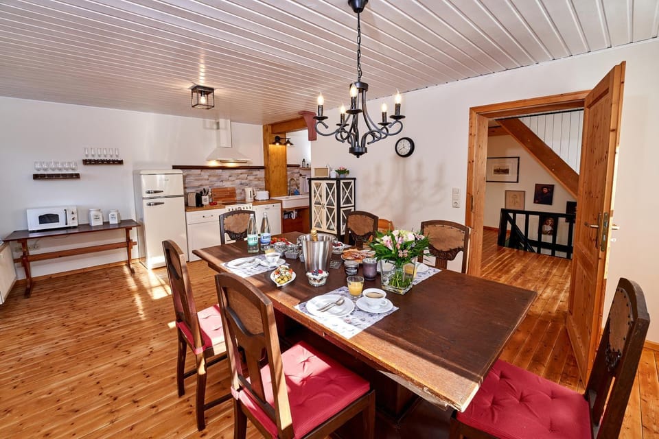 Kitchen or kitchenette, Seating area, Dining area, minibar, pet friendly, stove