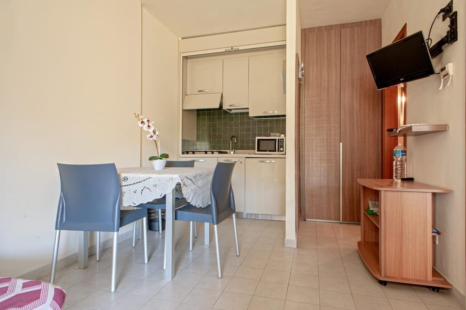 Property building, Kitchen or kitchenette, Living room