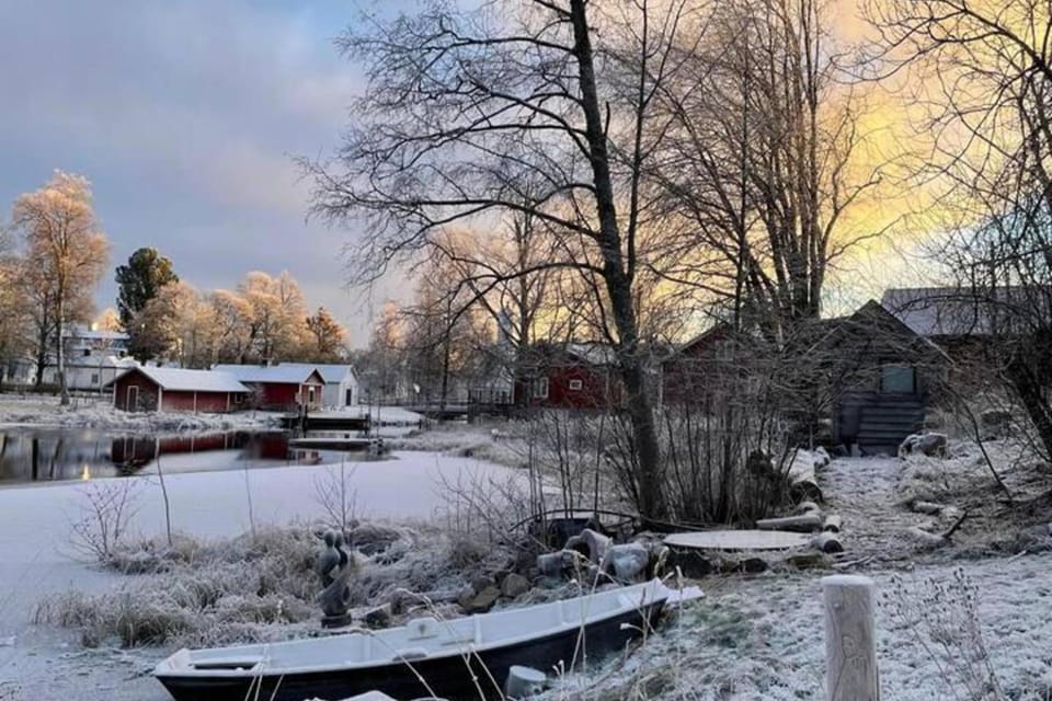 Romantic Cabin right on the lake with fire place Cabin in Sweden