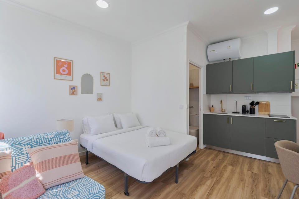 Bed, Kitchen or kitchenette, Photo of the whole room, Bedroom, towels