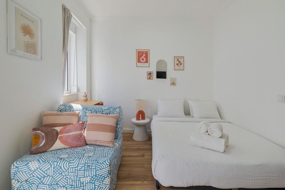 Bed, Living room, Photo of the whole room, Bedroom, towels
