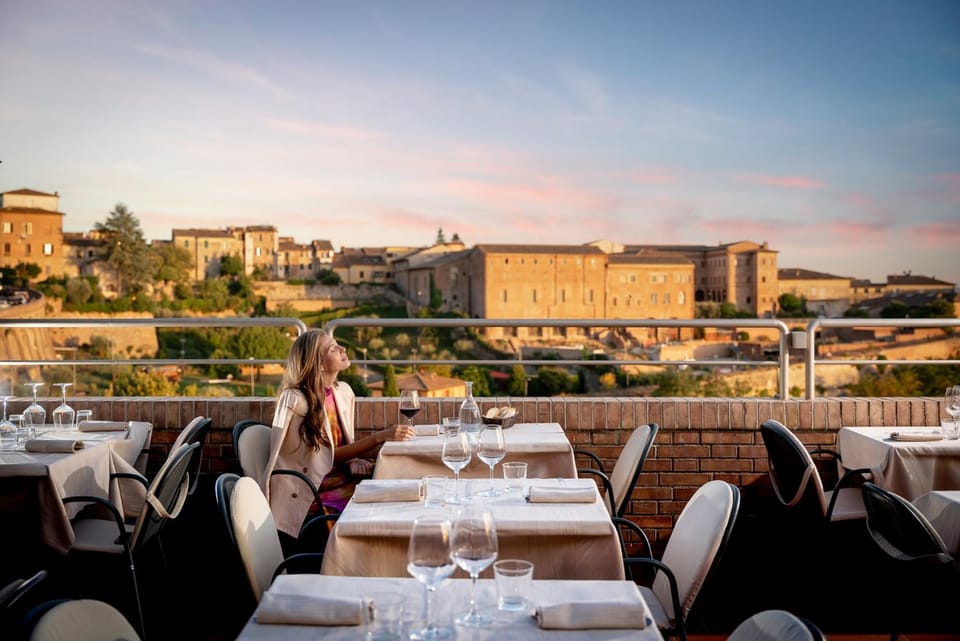 Restaurant/places to eat, Balcony/Terrace, Dining area