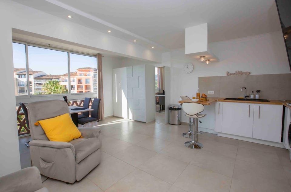 View (from property/room), Living room, Garden view