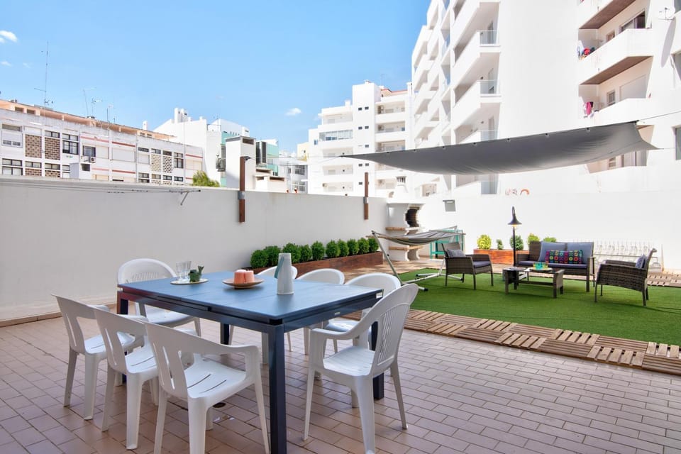 Property building, Balcony/Terrace, Living room
