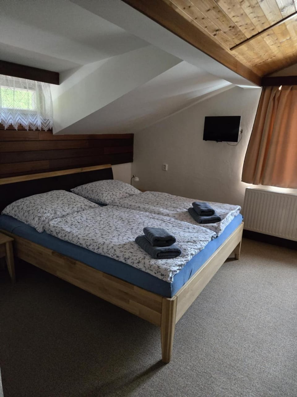 Bed, Bedroom, towels