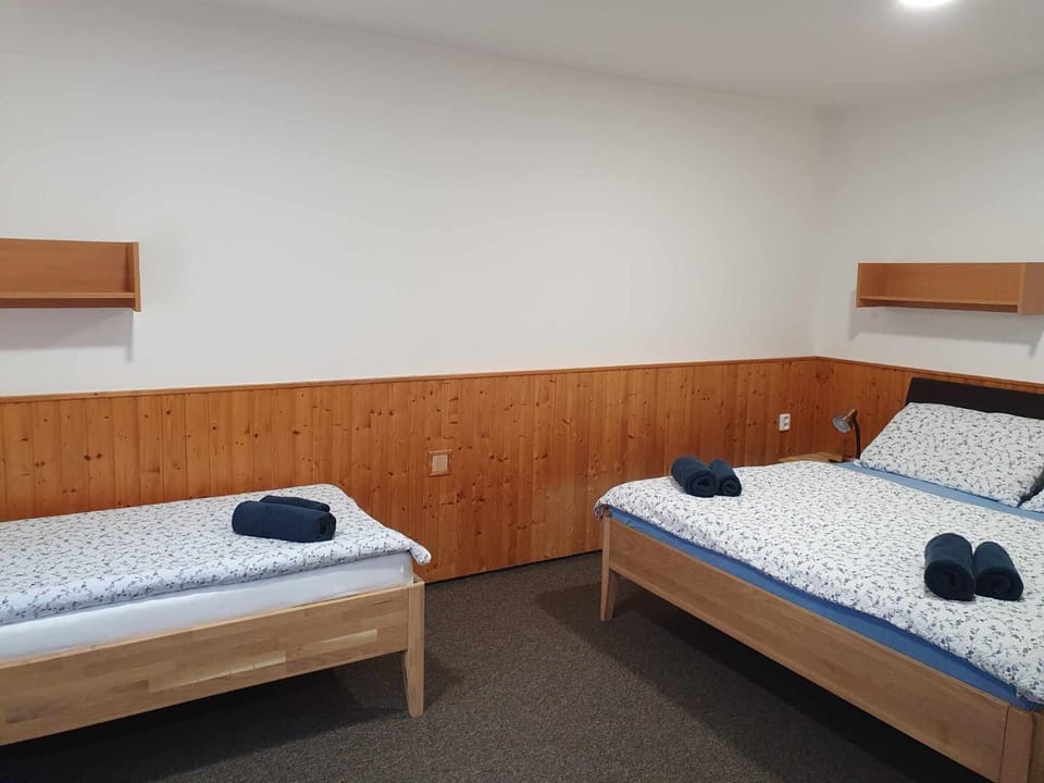 Bed, Bedroom, towels