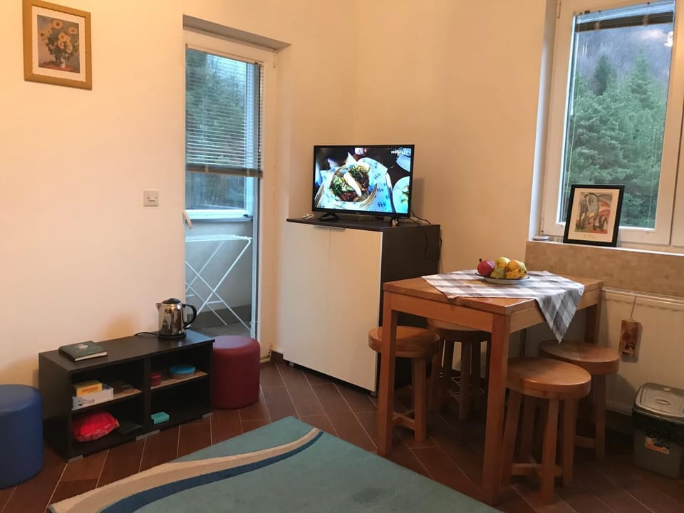 TV and multimedia, Kitchen or kitchenette, Living room