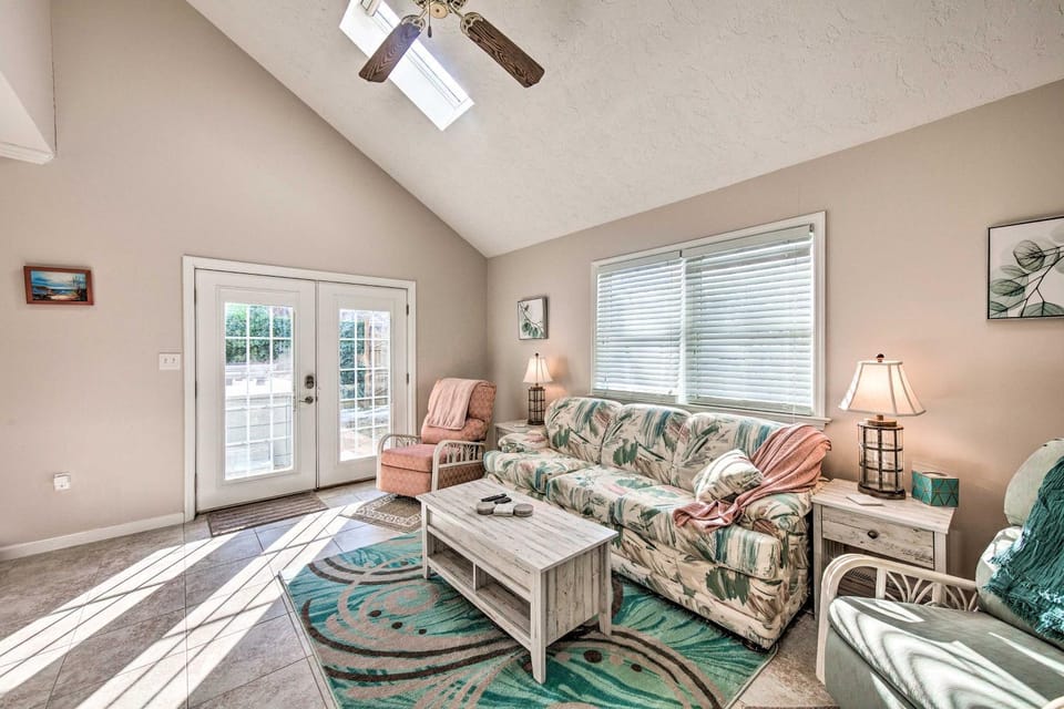 East Earl Retreat w/ Hot Tub < 4 Mi to Town! House in East Earl